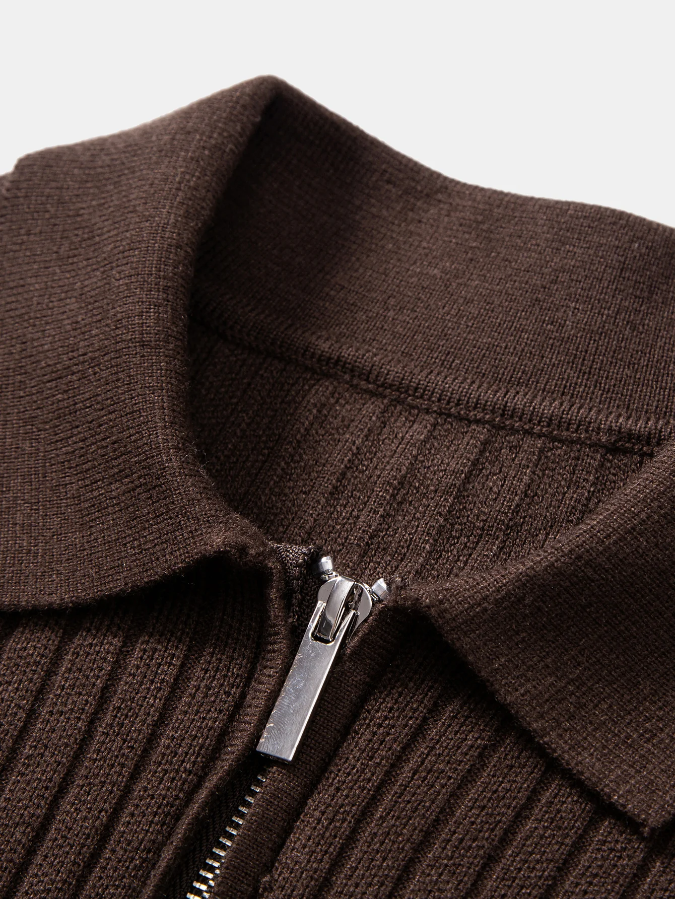 Gestreiftes Zip-Strick-Ripp-Poloshirt - Image 9