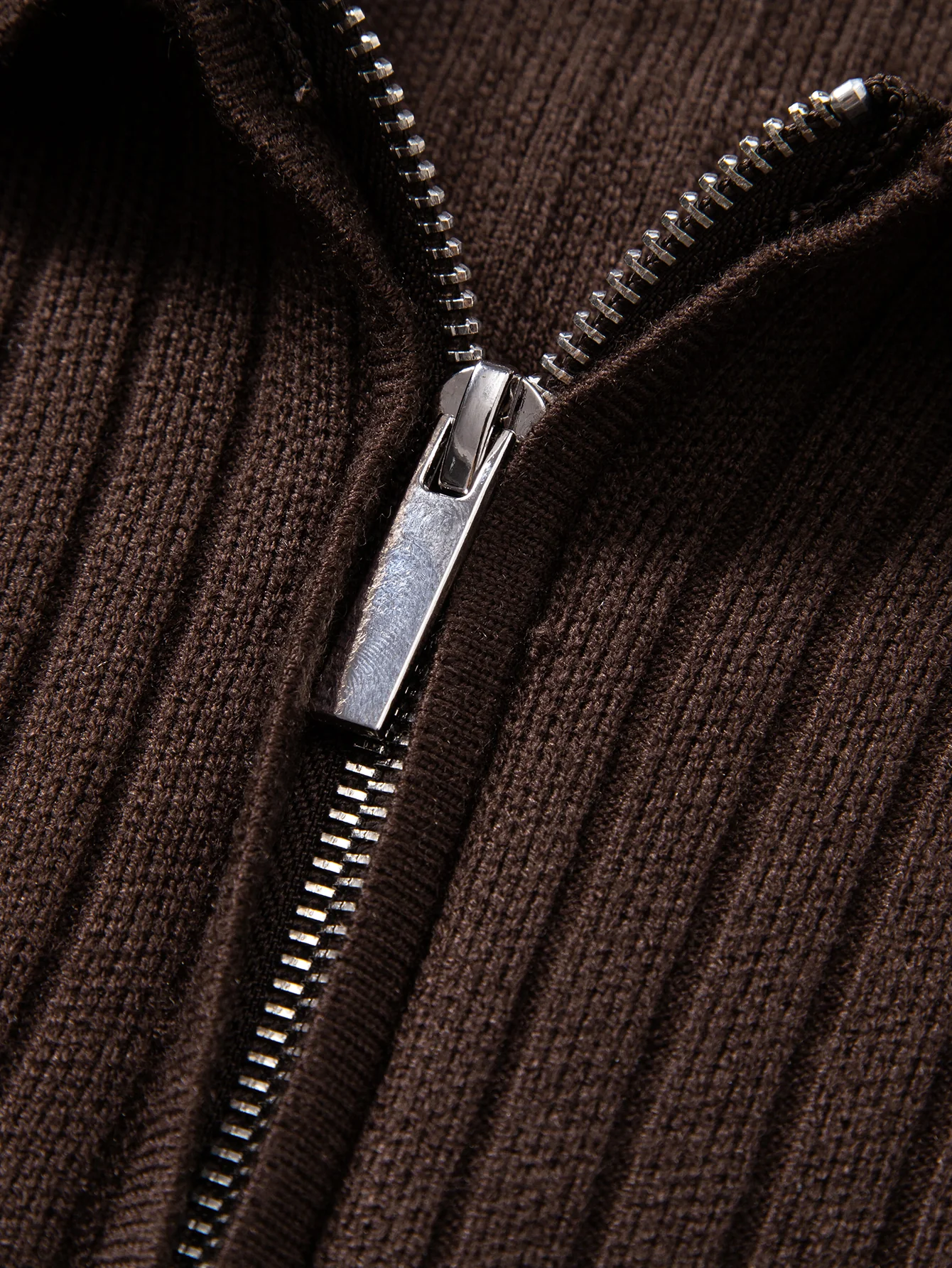 Gestreiftes Zip-Strick-Ripp-Poloshirt - Image 10