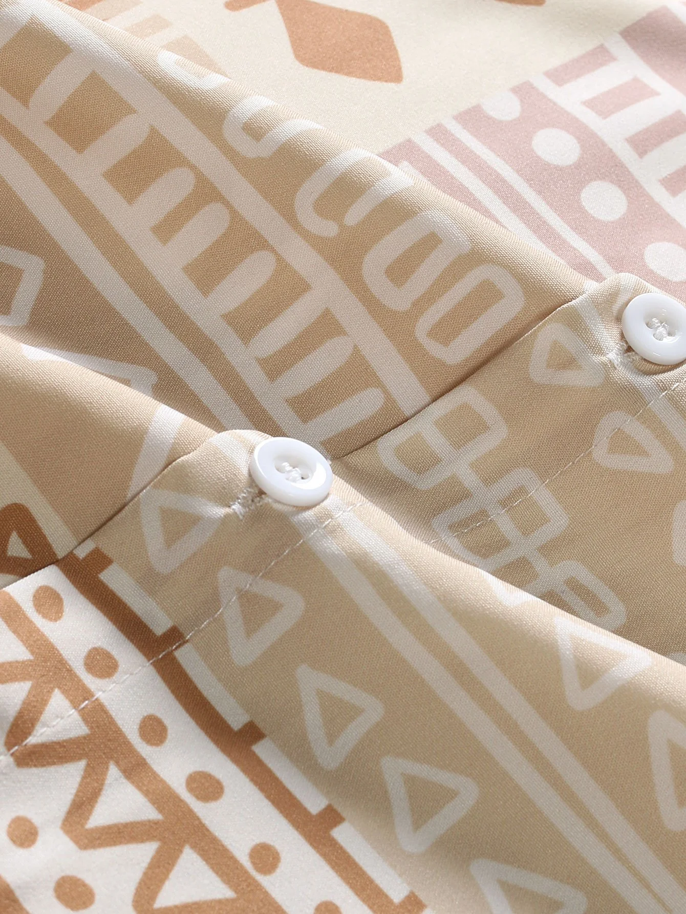 Stammgeometrisches Patchwork-Druck Hemd mit Knopfleiste & Badehose - Image 7